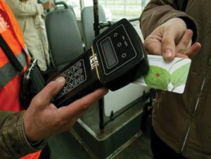 В коммерческих автобусах Новосибирска установят терминалы безналичной оплаты проезда